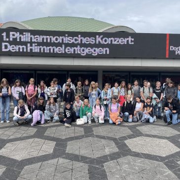 DG-Kurse besuchen Eröffnungsfeier der Theaterkooperation
