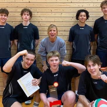 Jungen-Volleyballmannschaften auf dem Siegertreppchen