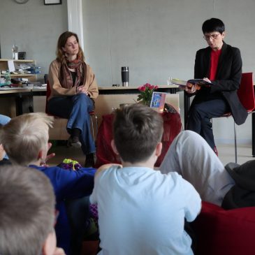 Vorleseaktion in weihnachtlicher Atmosphäre