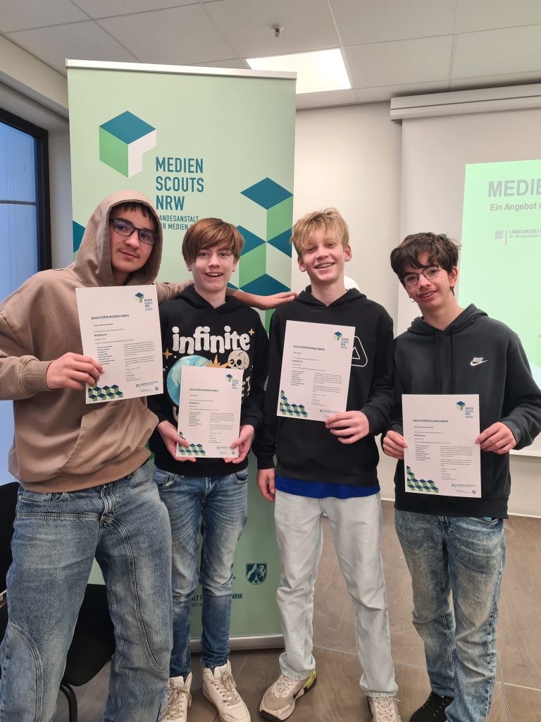 Medienscouts absolvieren Ausbildung an der VHS Dortmund